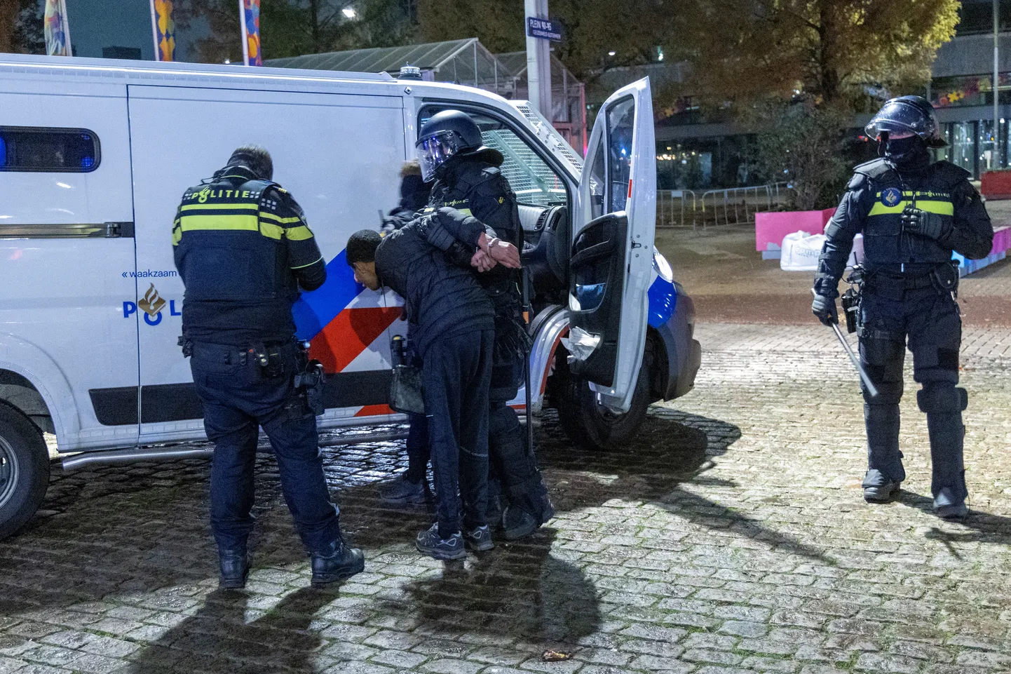 Полиция задерживает участников беспорядков в Амстердаме.