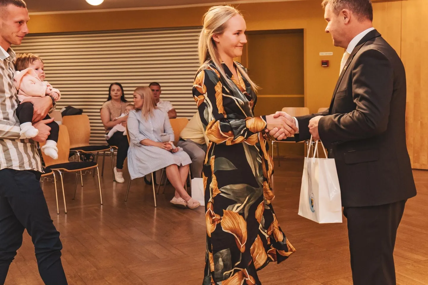Võru vallavanem Kalmer Puusepp väikeste vallakodanike vanematele kinke üle andmas.