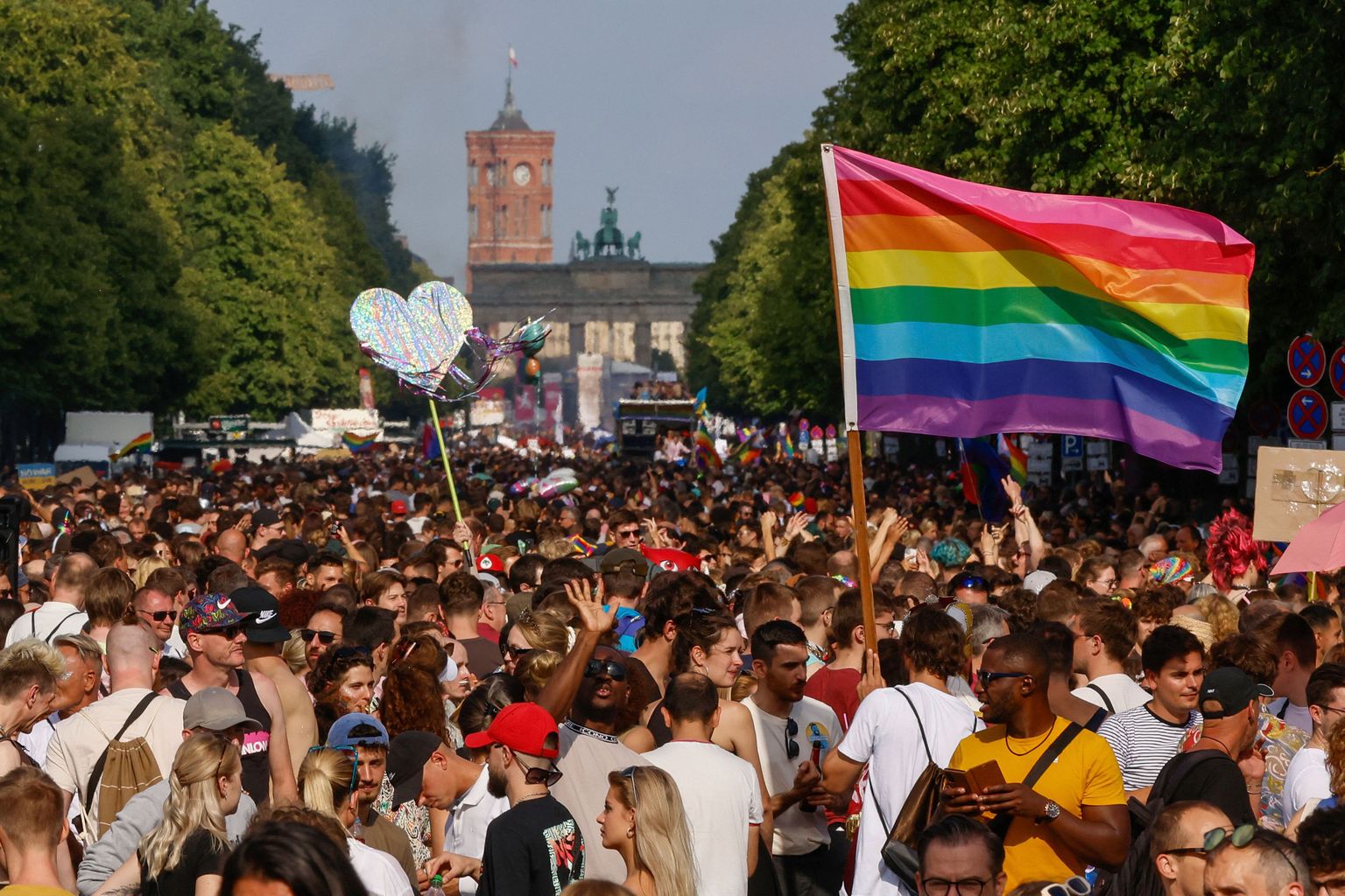 Гей-парад в Берлине собрал более 100 тысяч человек.