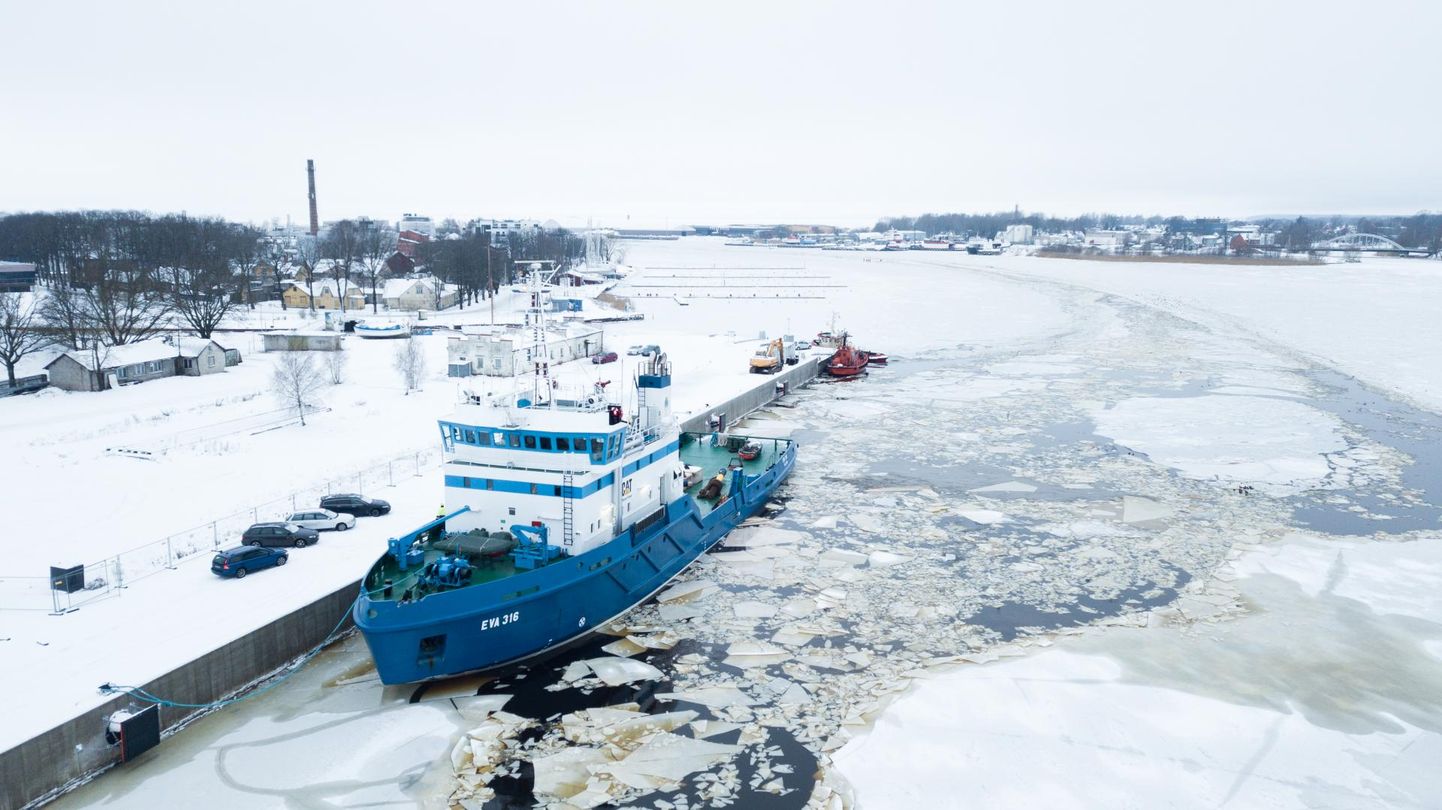Pärnu lahel jäämurdega tegelev veeteede ameti mitmeotstarbeline laev EVA-316.