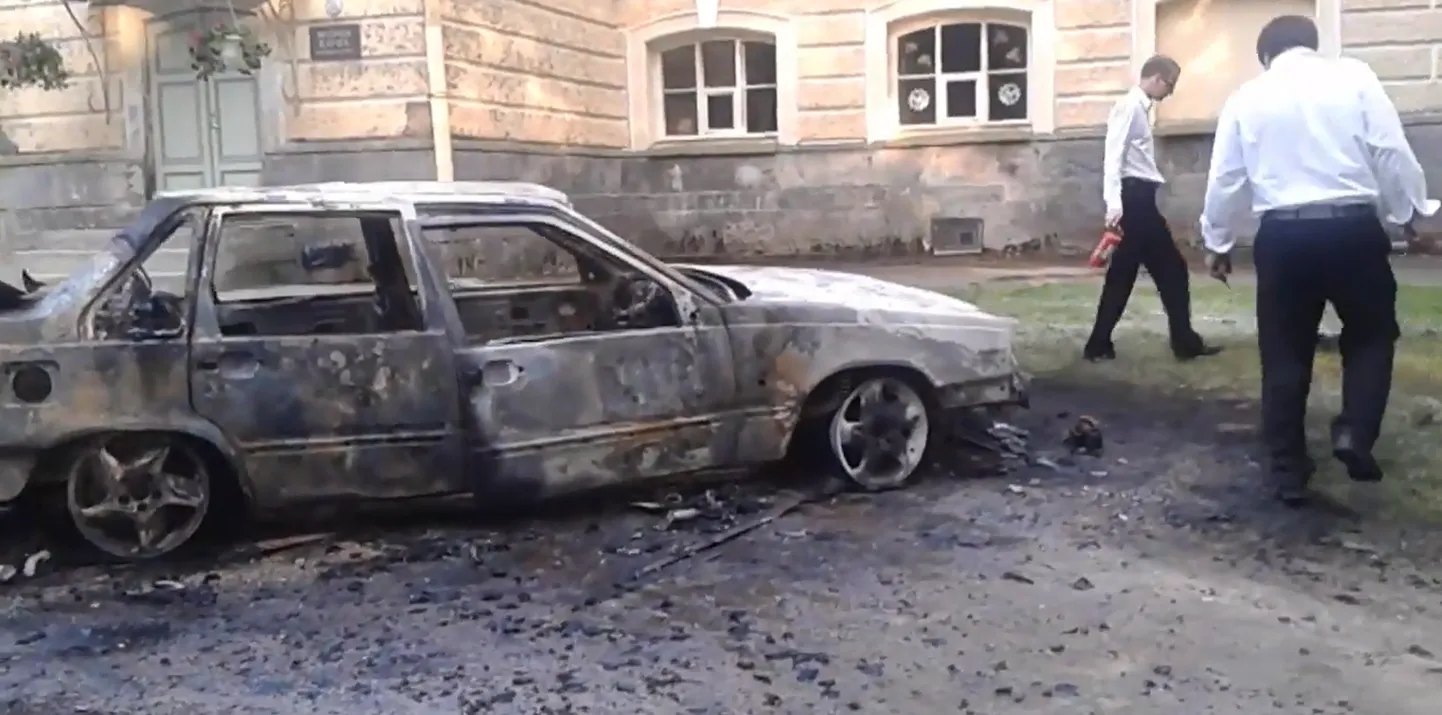 Сгоревший автомобиль Volvo.