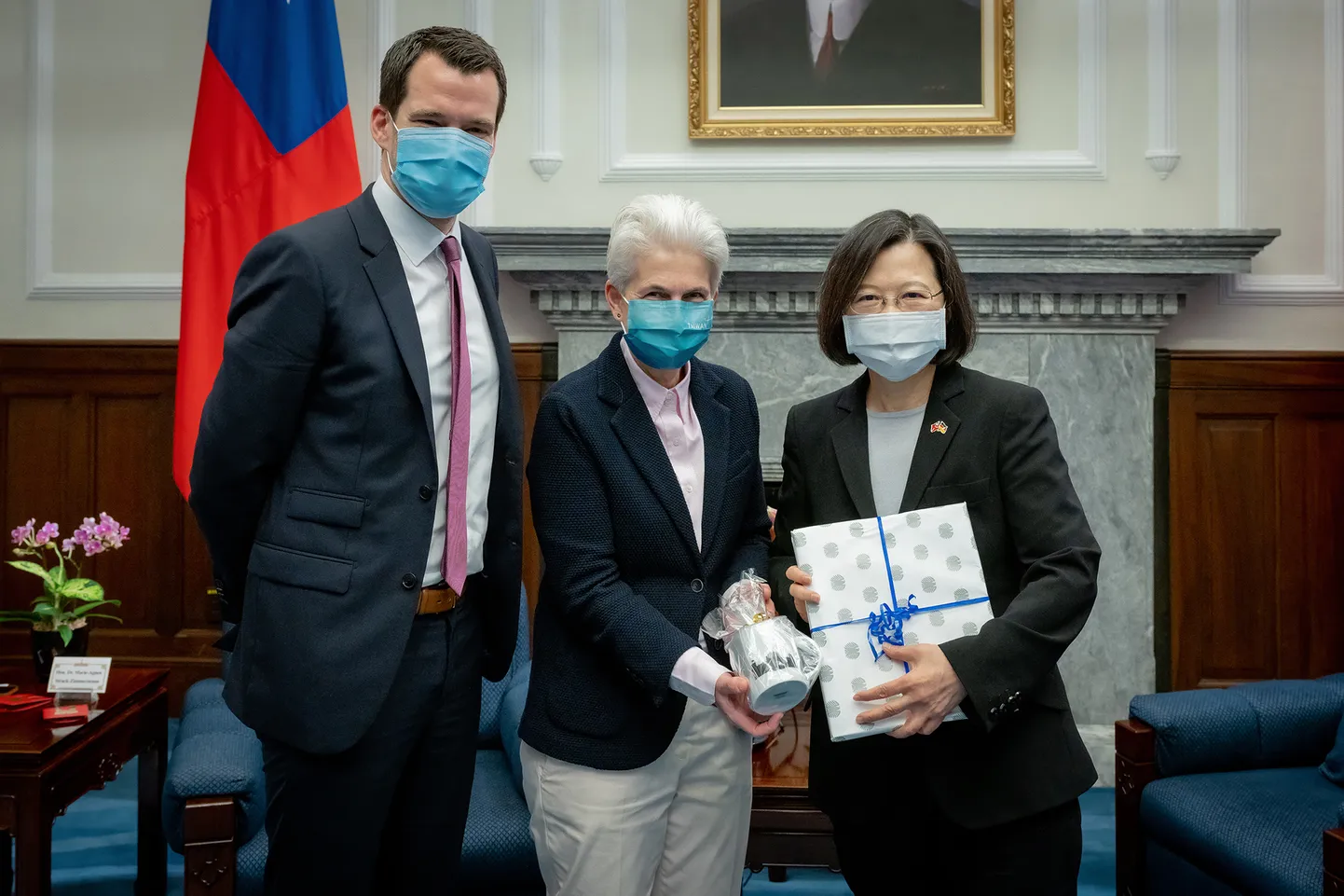 Taiwani president Tsai Ing-wen (paremalt) koos Saksa Vaba Demokraatliku Partei  aseesimehe Johannes Vogeli ning Saksamaa parlamendi kaitsekomitee juhi Marie-Agnes Strack-Zimmermanniga.