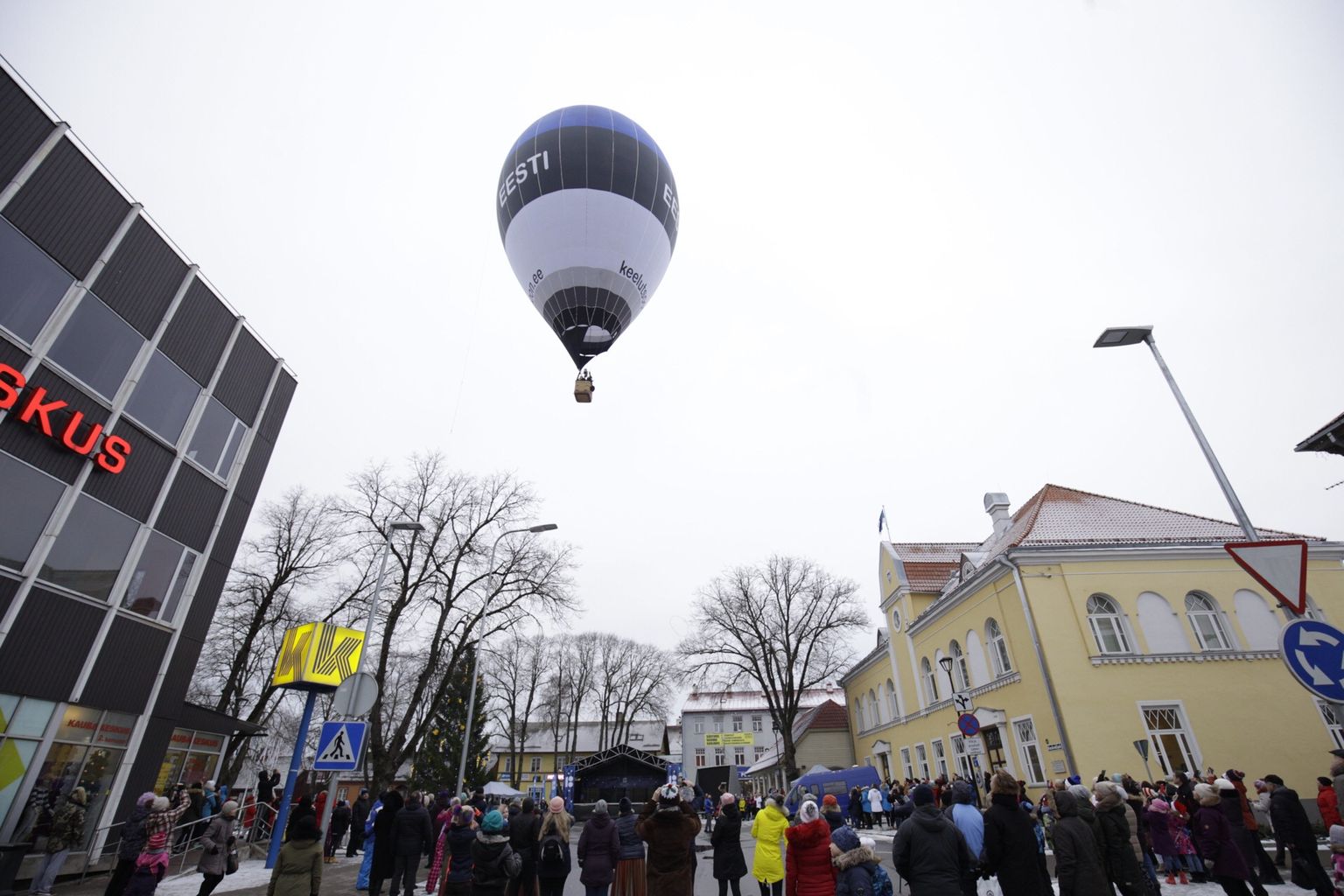 Keelutsooni Eesti 100 kuumaõhupall kerkis kiirelt pilvedesse.