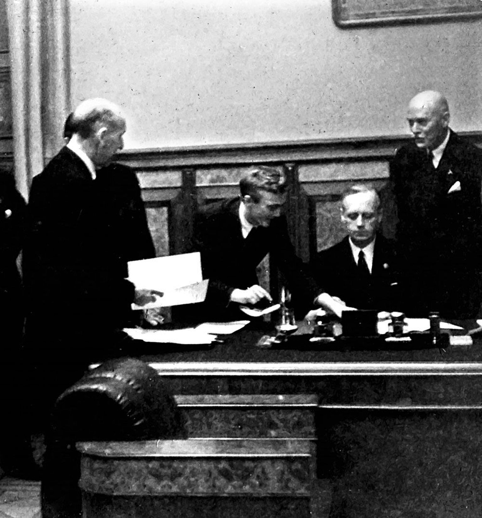 Ribbentrop annab oma allkirja.