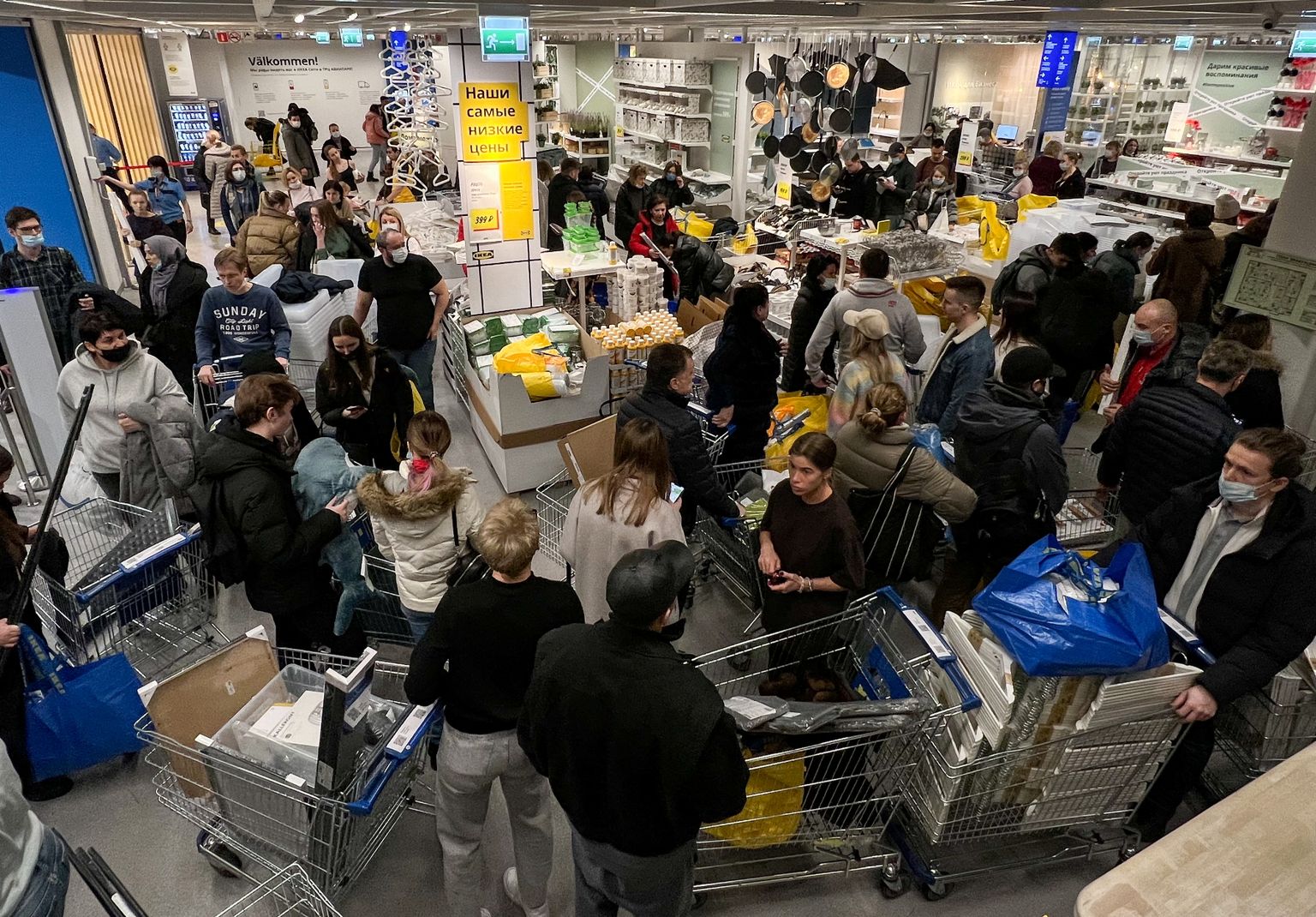 Kliendid IKEA Moskva kaupluses 3.märtsil ehk päev enne poodide sulgemist kaupu rabamas.