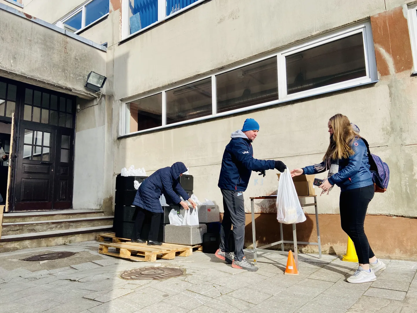 В Нарве продуктовые пакеты выдавали ученикам, которые выразили такое желание, а выразили его большинство ребят. Снимок сделан во время раздачи продуктовых пакетов во дворе Солдинаской гимназии.