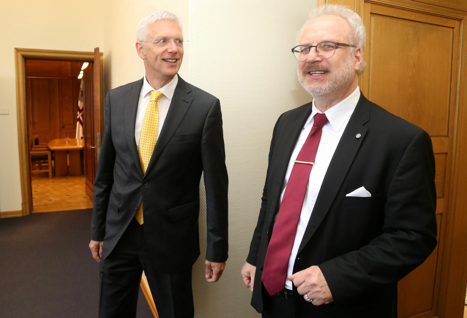 President Egils Levits (paremal) usaldas uue valitsuse moodustamise praegusele peaministrile Krišjānis Kariņšile (vasakul). 
