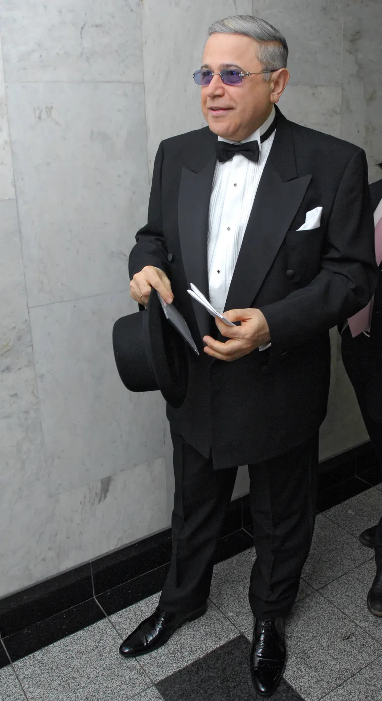 ITAR-TASS 06: MOSCOW, RUSSIA. FEBRUARY 2. Artiste Yevgeny Petrosyan seen prior to the beginning of the concert held on the occasion of Lev Leshchenkos 65th birthday at the State Kremlin Palace. (Photo ITAR-TASS / Alexander Kurov) Евгений Петросян