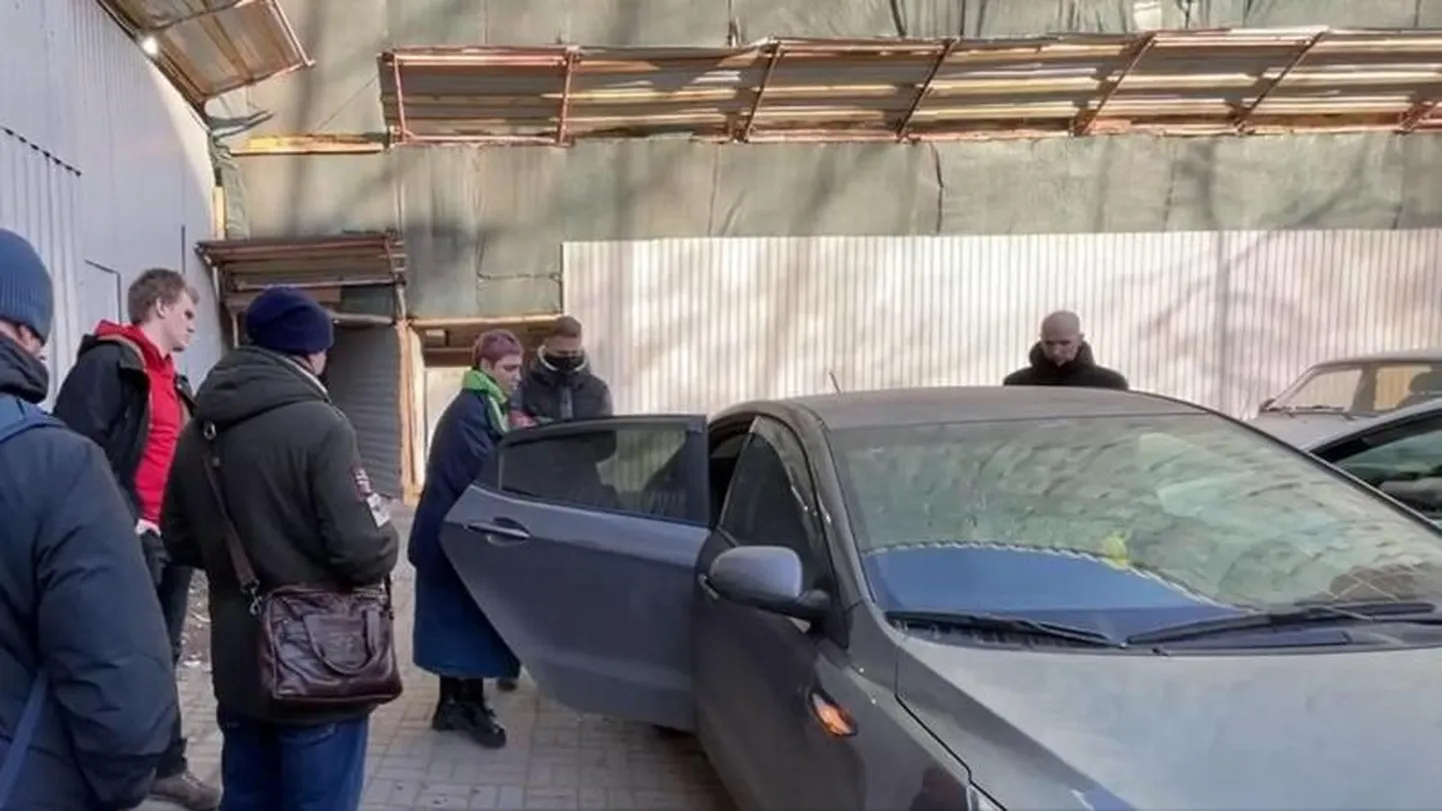 Силовики посадили художницу Катрин Ненашеву в автомобиль без опознавательных знаков и увезли, следует из видео, которое опубликовал телеграм-канал SOTA.