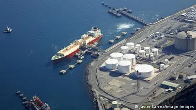 Разгрузка танкера со сжиженным газом в Бильбао