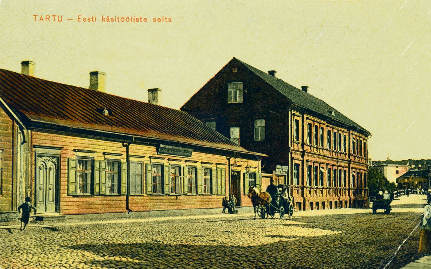 Eesti käsitööliste abiandmise seltsi hoone (pildil vasakul) Vene tänavas. 
Seltsimaja saalis korraldati 1906. aasta jõulukuul 
esimese eestikeelse algkooli 
peoõhtu.