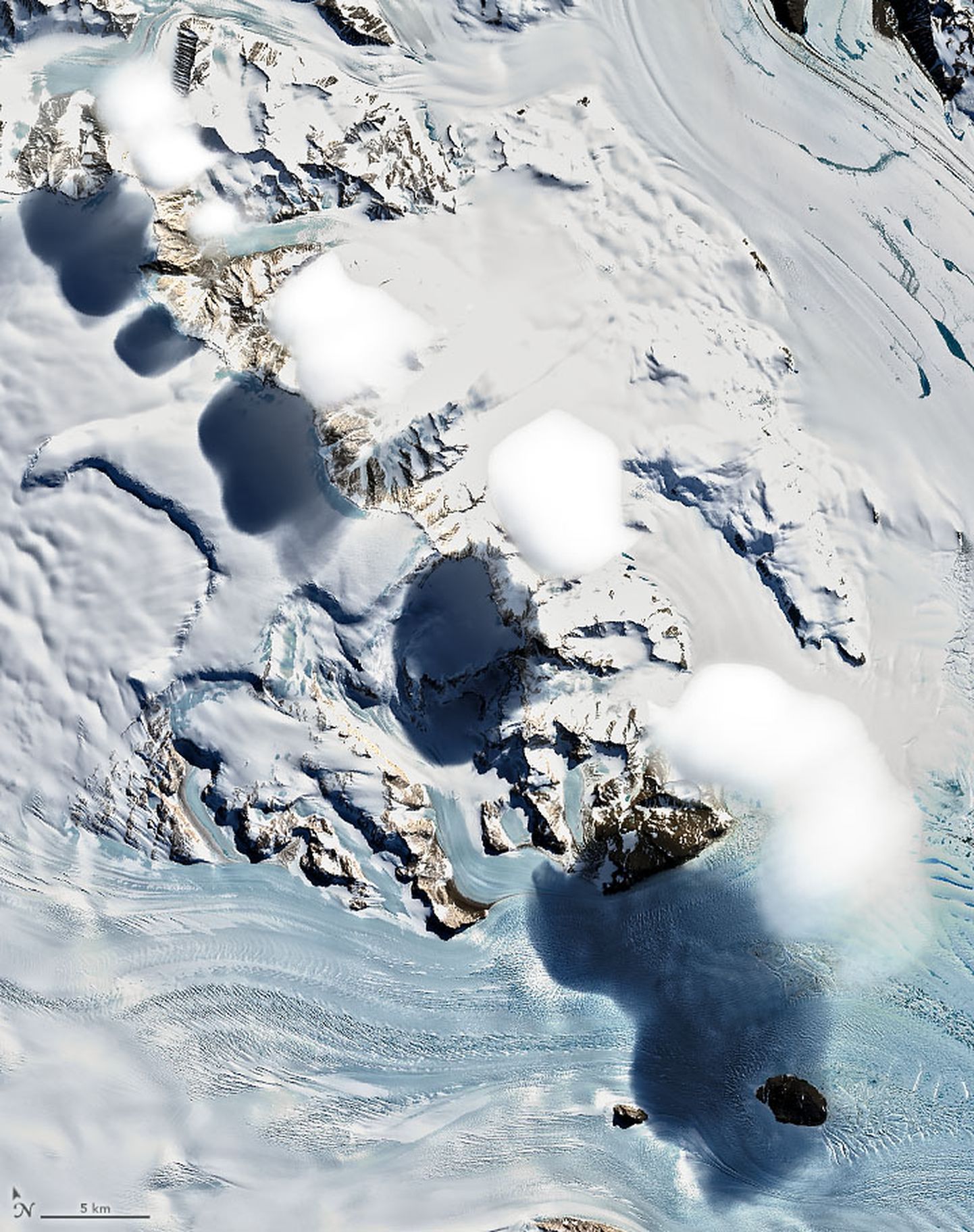 Satelliidi Landsat 8 tehtud foto kummalistest pilvedest Antarktika Transantarktika mäestiku kohal