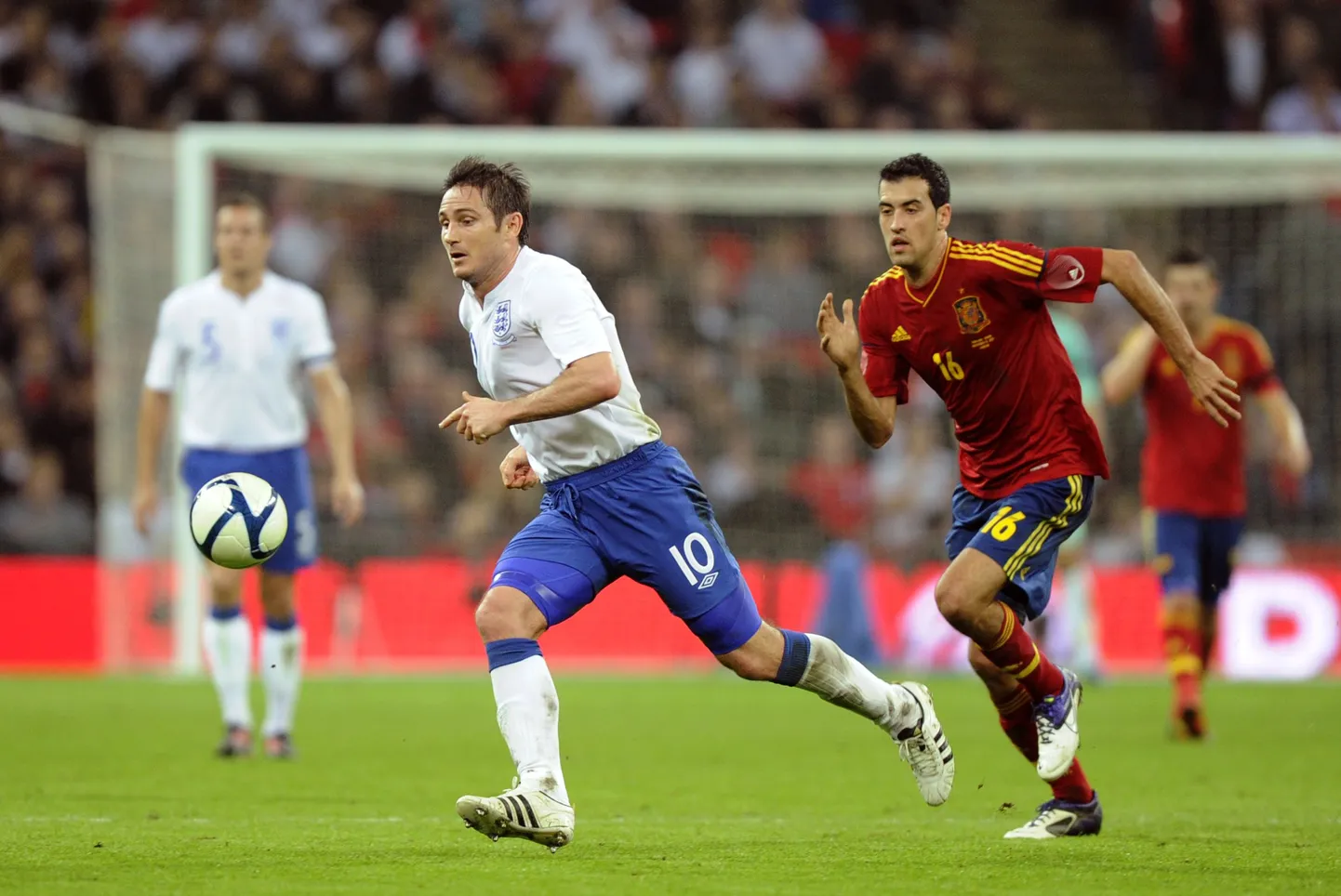 Frank Lampard (vasakul) kohtumises Hispaania vastu.