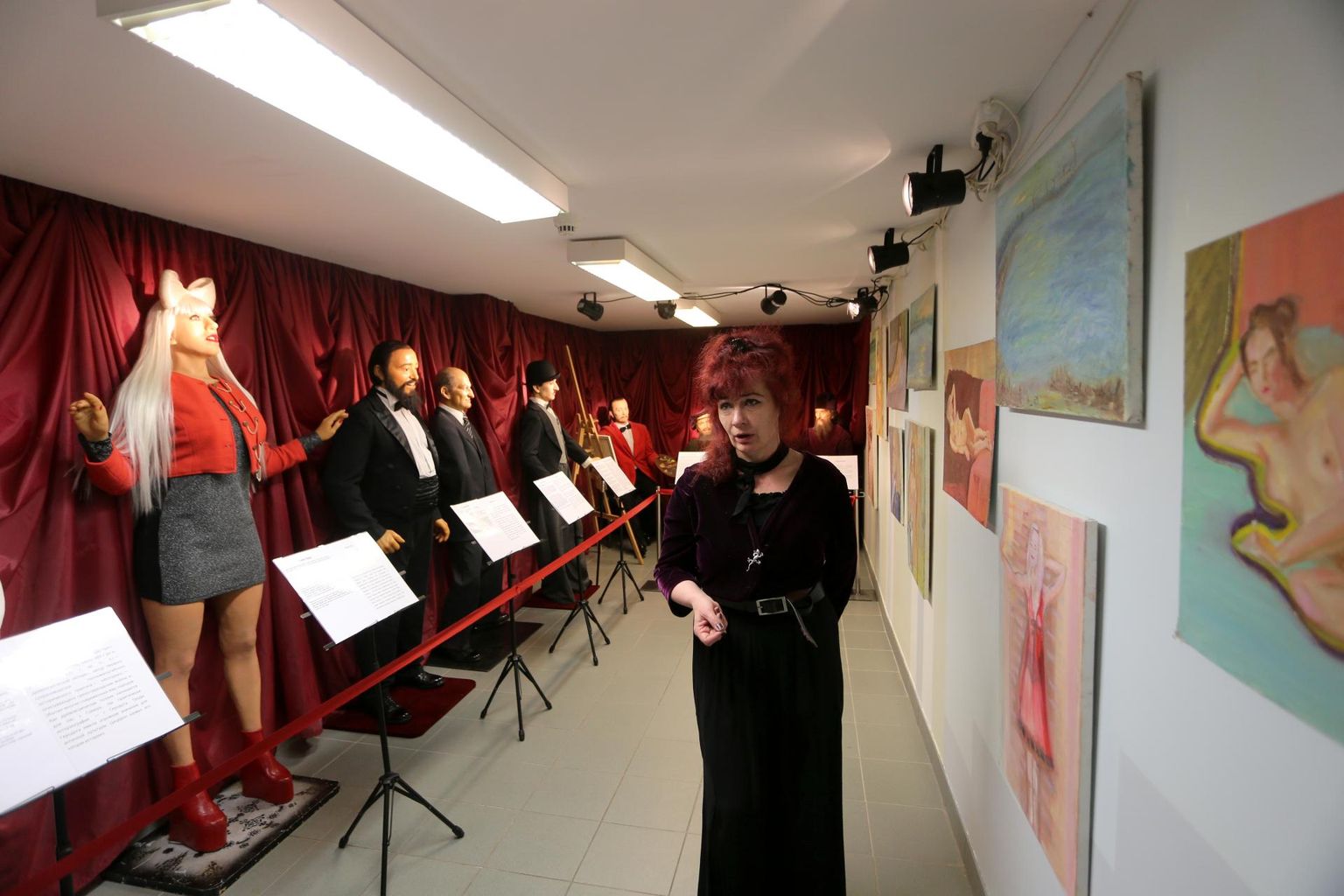 Galerist Meeli Mednis näitab oma maale ning Hollandi, Belgia ja Peterburi vahakujusid (vasakul esimene Lady Gaga).