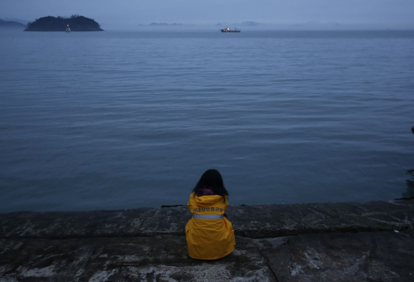 Lõuna-Koreas uppunud parvlaeval viibinud inimeste pereliige vaatamas õnnetuspaika
