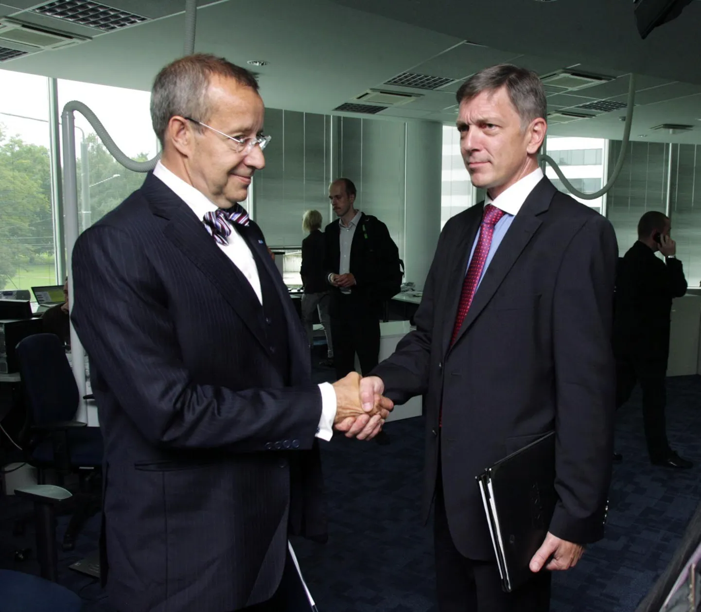 Presidendikandidaadid Toomas Hendrik Ilves ja Indrek Tarand valimisdebatil BNSi toimetuses.