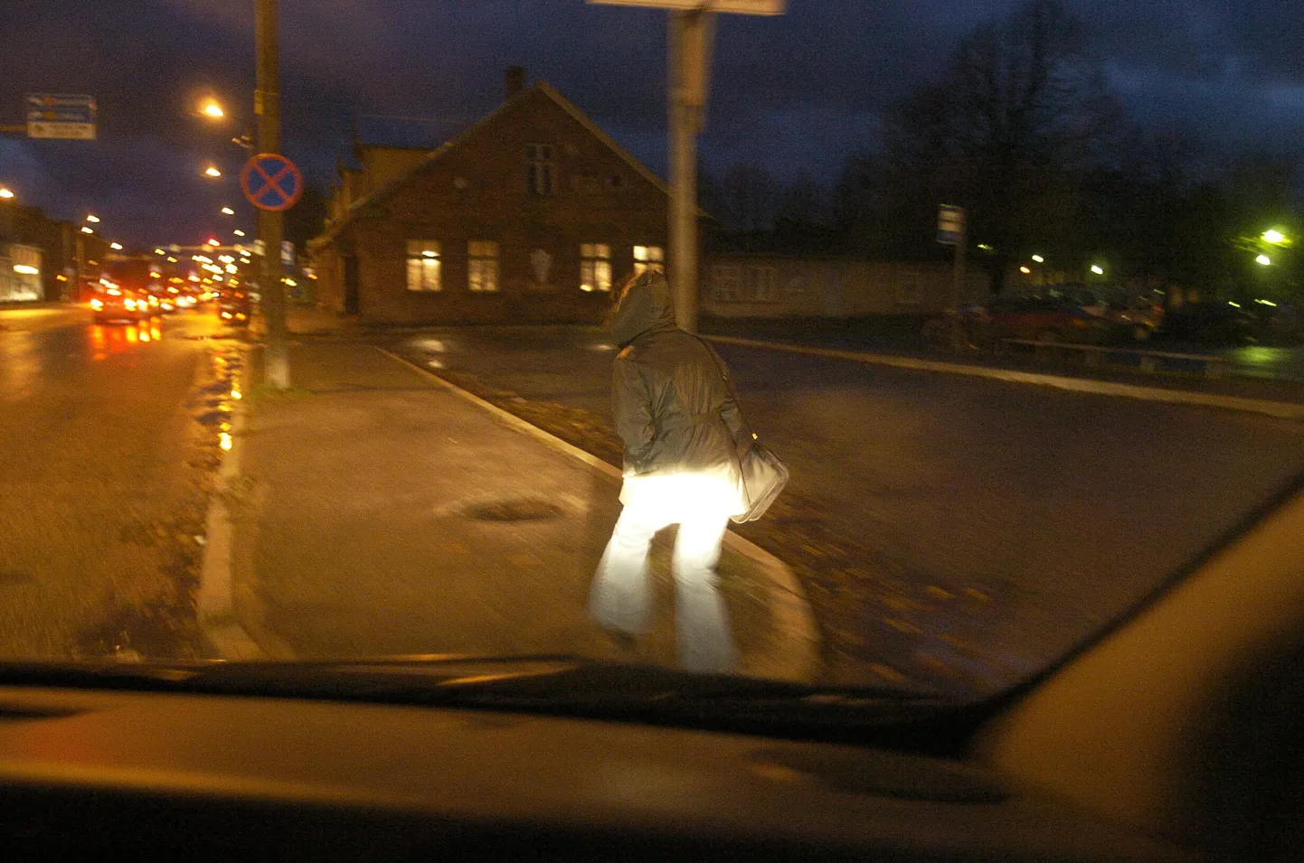 Pimedal ajal peab jalakäija kandma helkurit.