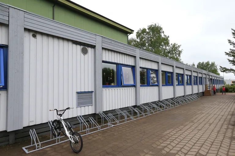 Kõrveküla koolimaja kõrval soojakutes on seitse klassi ja vajalikud abiruumid. Sügisest tuleb soojakuid nelja klassiruumi, õpetajate toa, garderoobi ja abiruumide jagu juurde.