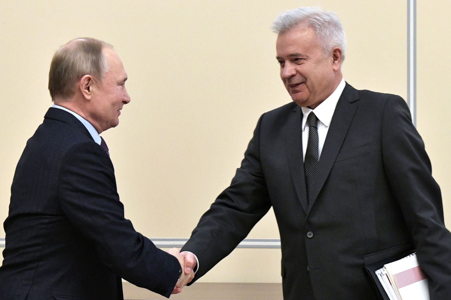 Venemaa president Vladimir Putin surumas kätt Lukoili presidendi Vagit Alekperoviga.