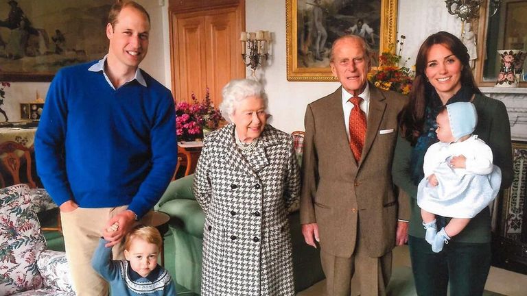 Королева и герцог Эдинбургский с герцогом и герцогиней Кембриджскими, принцем Джорджем и принцессой Шарлоттой в Балморале в 2015 году.