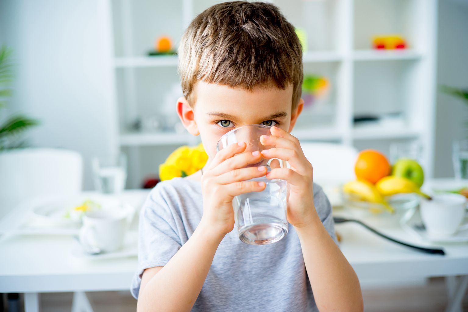 Мальчик пьет воду. Иллюстративное фото