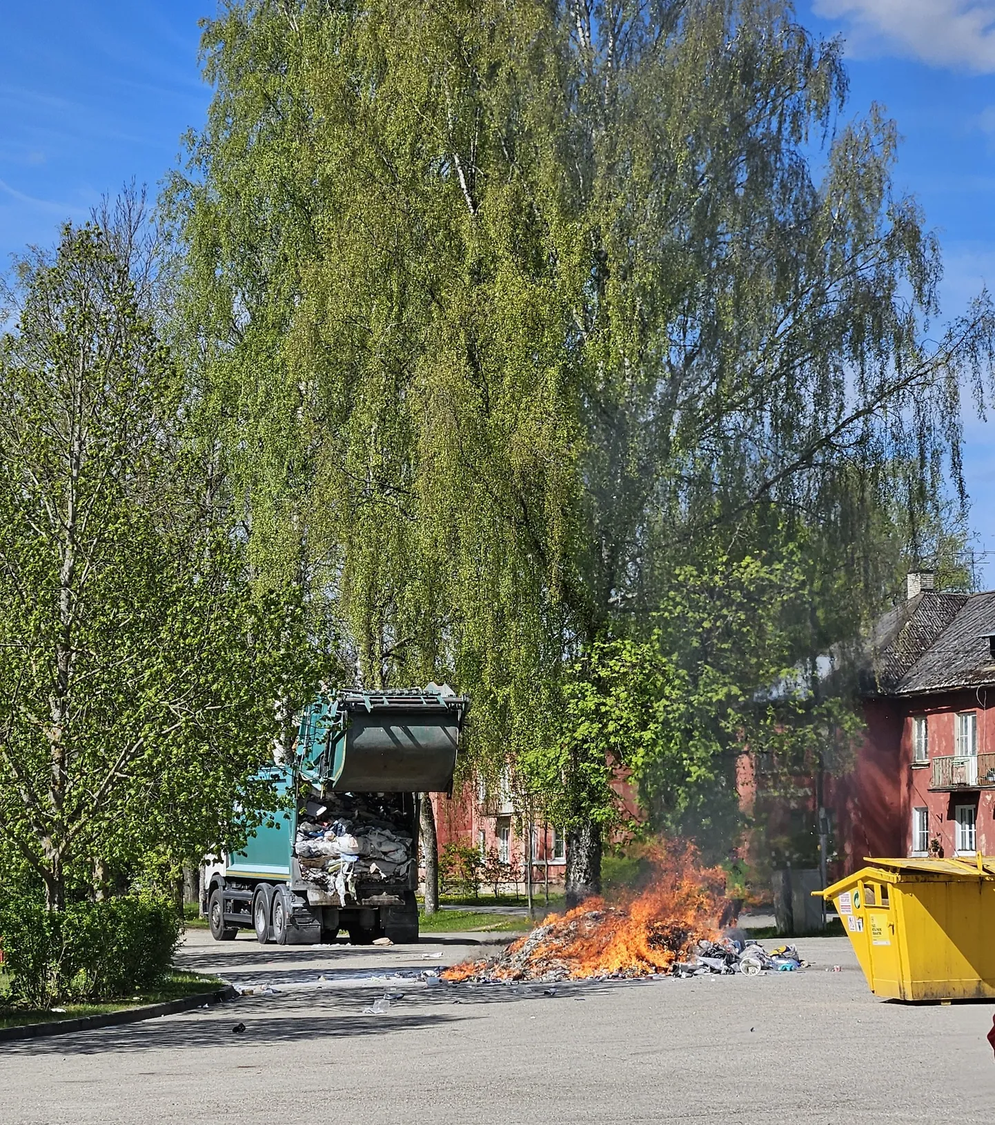В волости Антсла загорелся мусоровоз. Причина пожара была в том, что кто-то поместил опасные отходы в контейнер для смешанного мусора.
