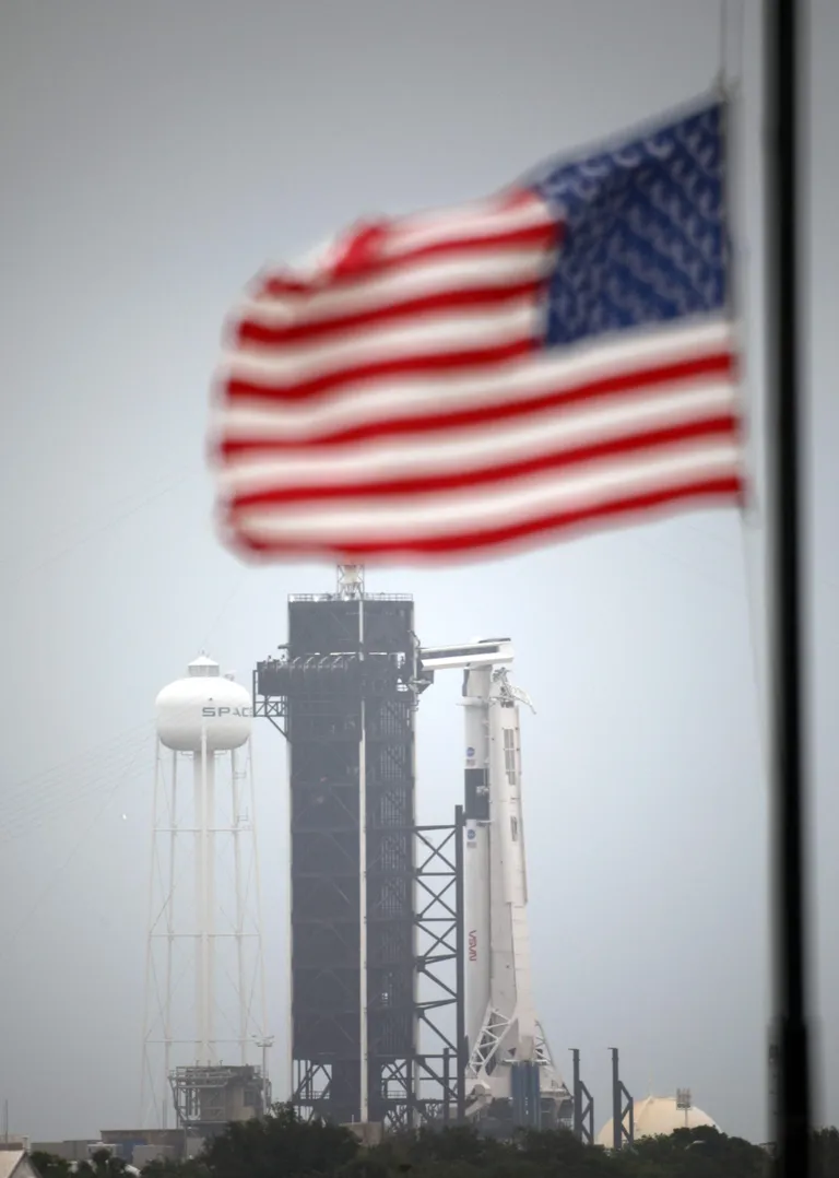 Kosmosetranspordifirma SpaceX Falcon 9 rakett ja Crew Dragon kosmoselaev.