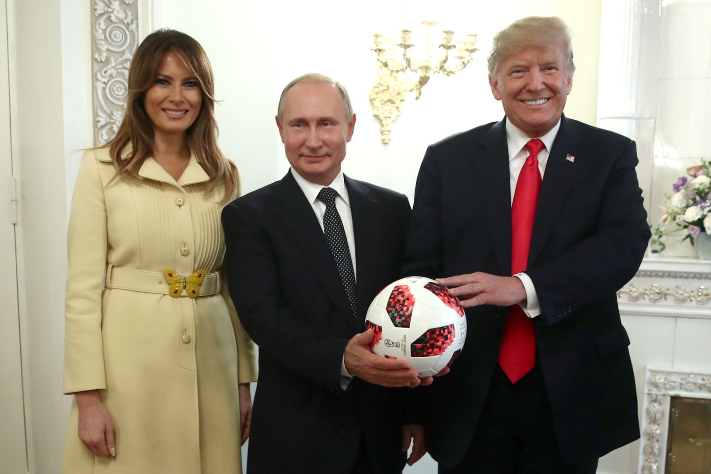 Kuna USA võõrustab järgmist jalgpalli MMi, sai USA president Donald Trump Venemaa kolleegilt jalgpalli kingituseks. Pildil (vasakult paremale): Melania Trump, Vladimir Putin ja Donald Trump.