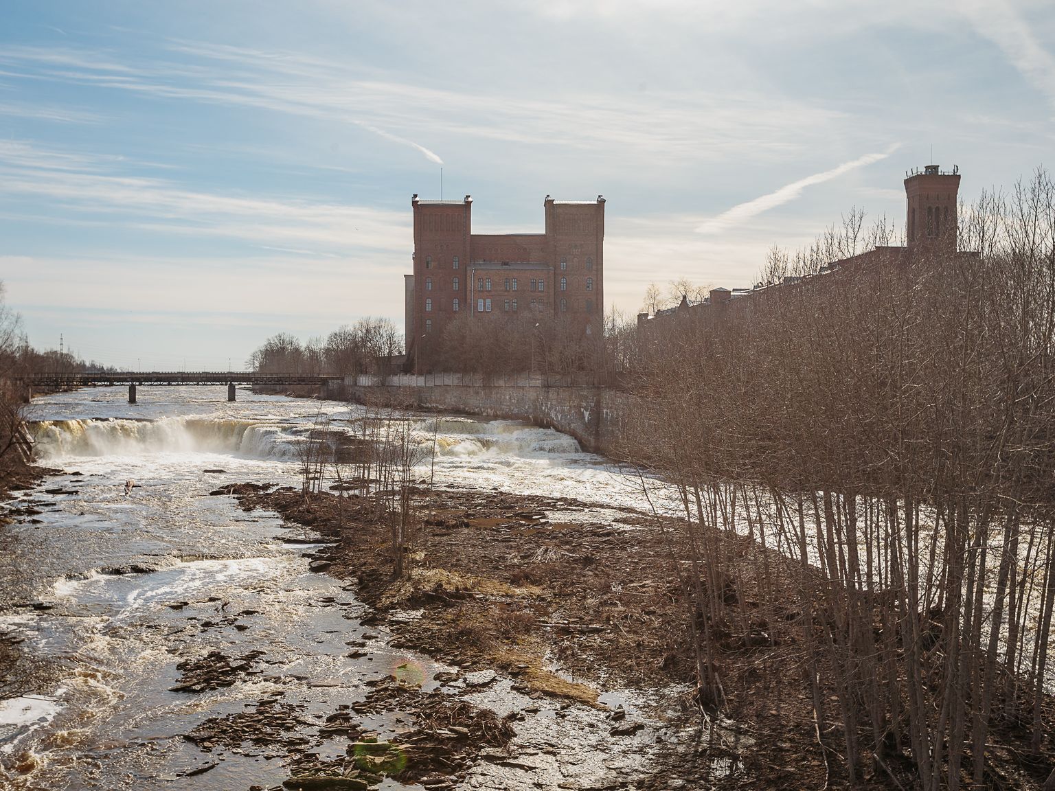 Вид на старые фабричные корпуса Кренгольмской мануфактуры и оживший Нарвский водопад.