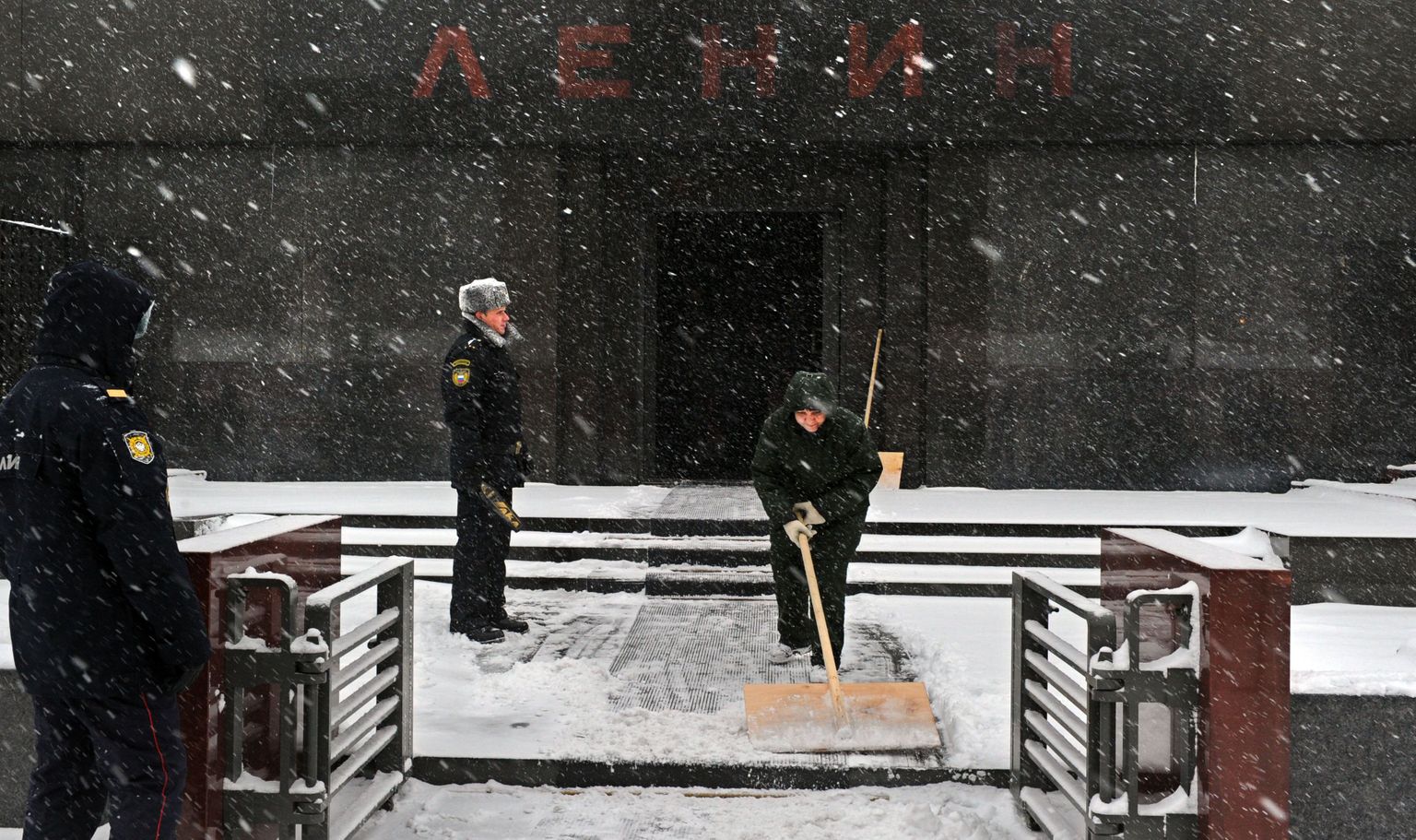 Lume koristamine Lenini mausoleumi ees Moskvas.