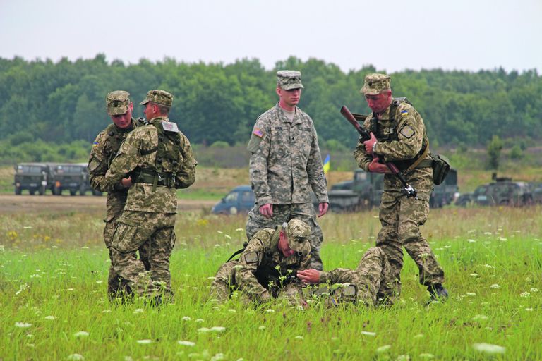 Тренировка украинских военных под руководством инструктора из США в учебном центре.