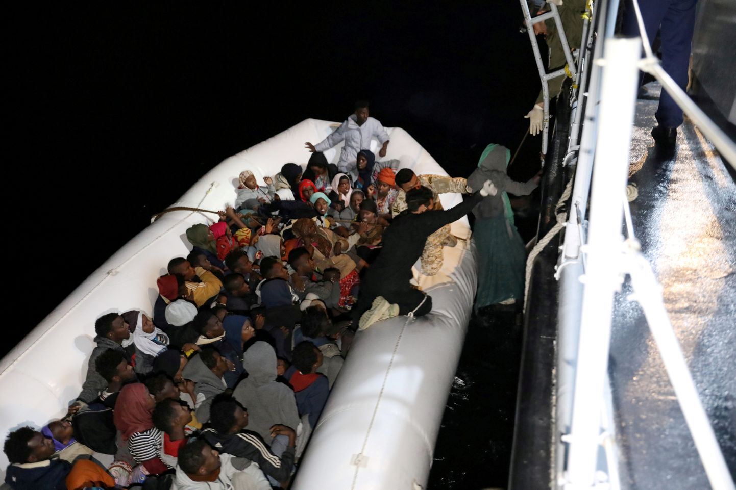 Liibüa merevägi kummialuselt inimesi päästmas.