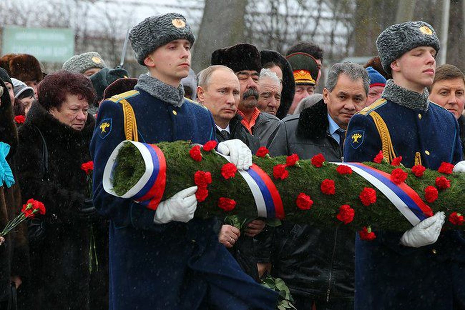 Гирлянда для возложения к памятнику