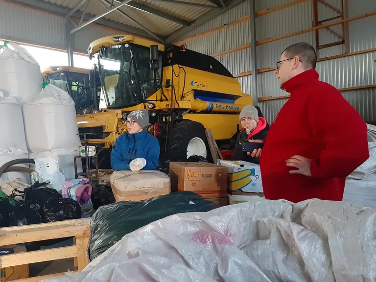 Kui selgus, et abipakkidele auto järele ei jõua, hakkasid Vahur Einberg, Kaja Lilloja (vasakul) ning tema naaber Piret Jansen nõu pidama, kuidas võimalikult kiiresti uus veovahend leida.