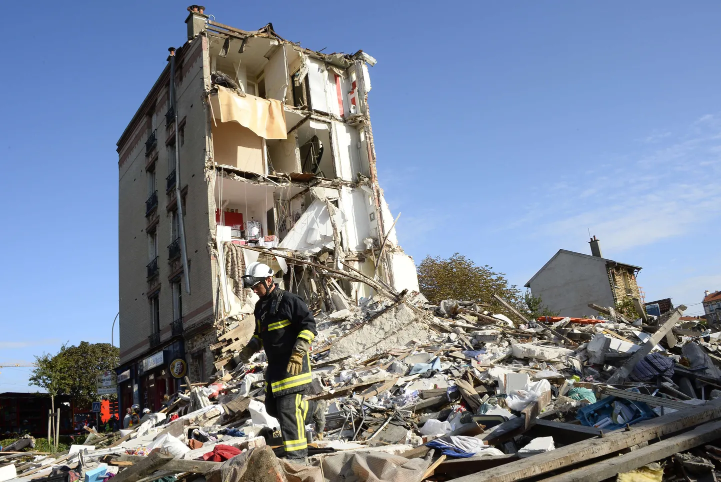 В результате взрыва в Париже частично обвалился жилой дом.
