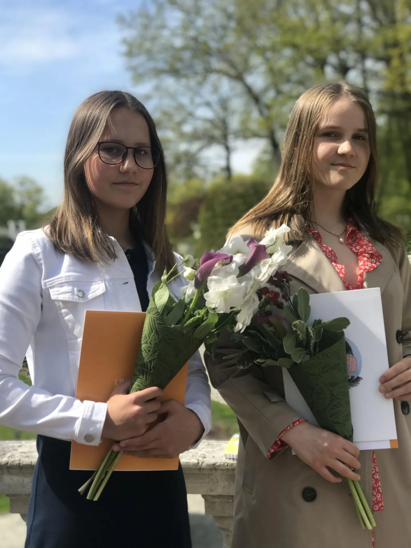 Reiniku kooli õpilased Katarina Elise Ploom ja Gerda-Marleen Pärli käisid vastuvõtul presidendi roosiaias.