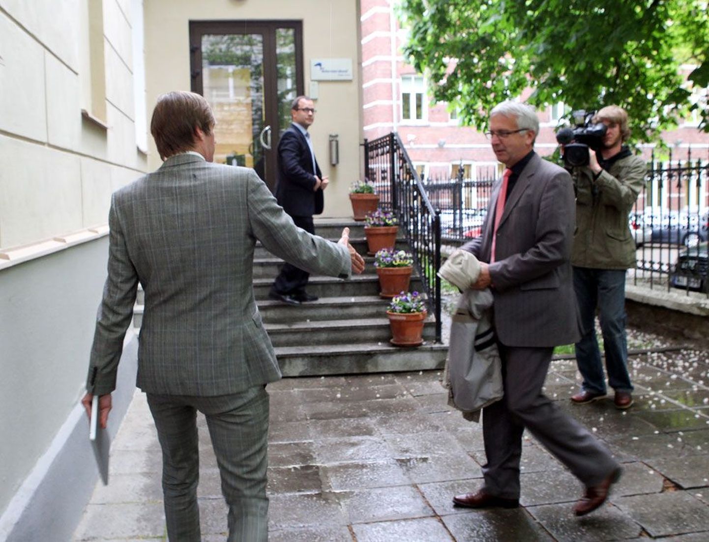 Oma artikliga Postimehes skandaali põhjustanud Silver Meikar (vasakul) teel Reformierakonna juhatuse koosolekule. Paremal riigikogu liige Väino Linde.