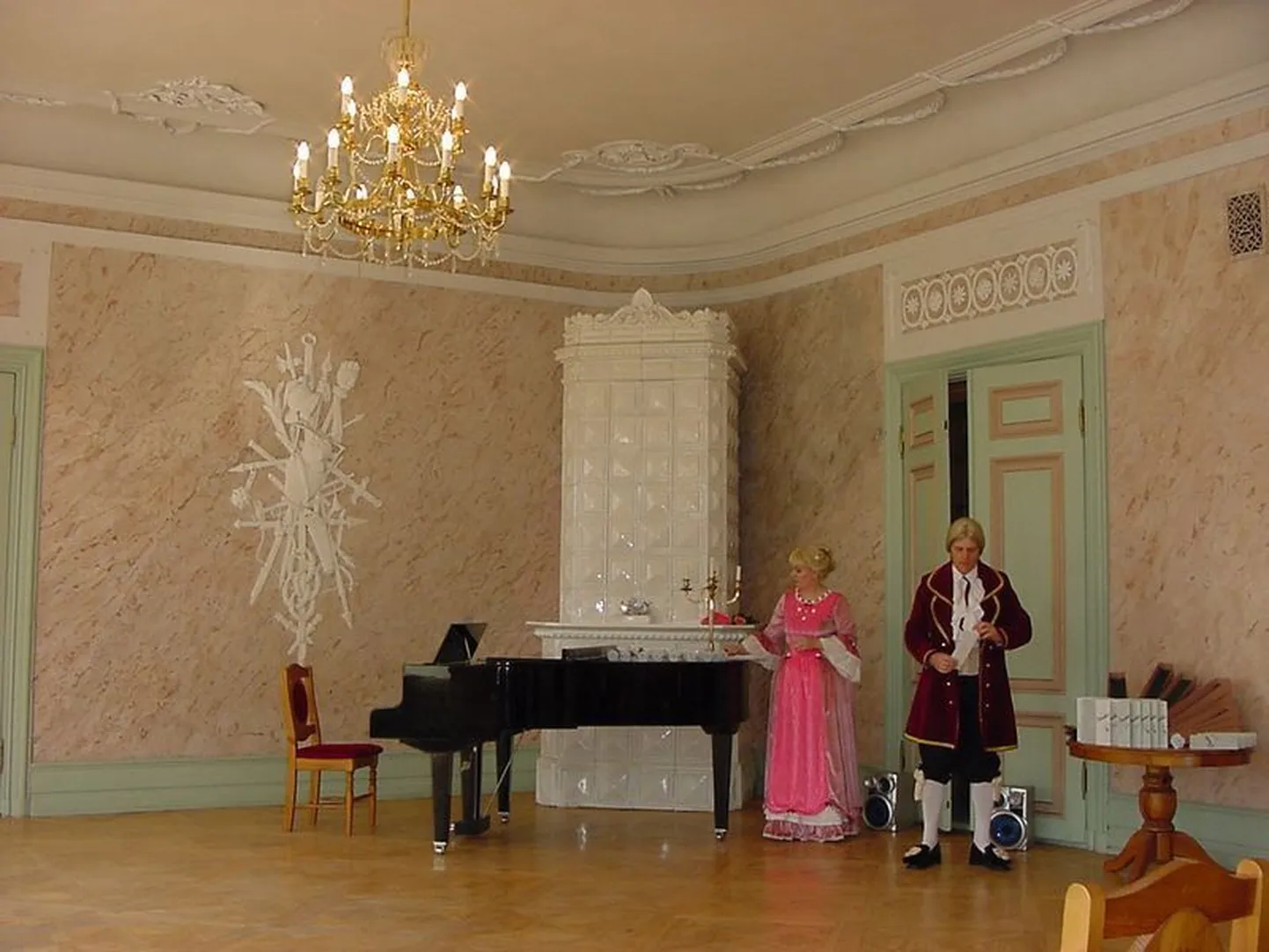 Roosna-Alliku mõisa taastatud saal.