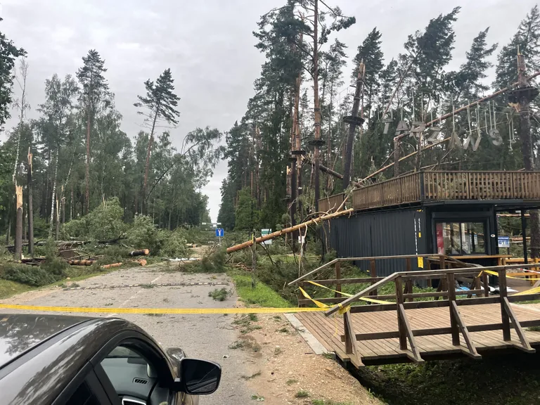 "Tērvetes tīklu parks" pēc vētras postījumiem 2023. gada augustā.
