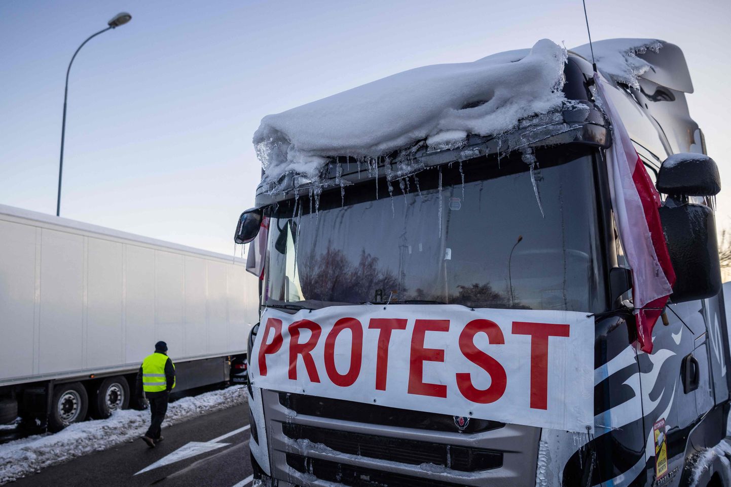 Польские водители грузовиков блокируют движение грузового автотранспорта на польско-украинской границе. 4 декабря 2023 года.