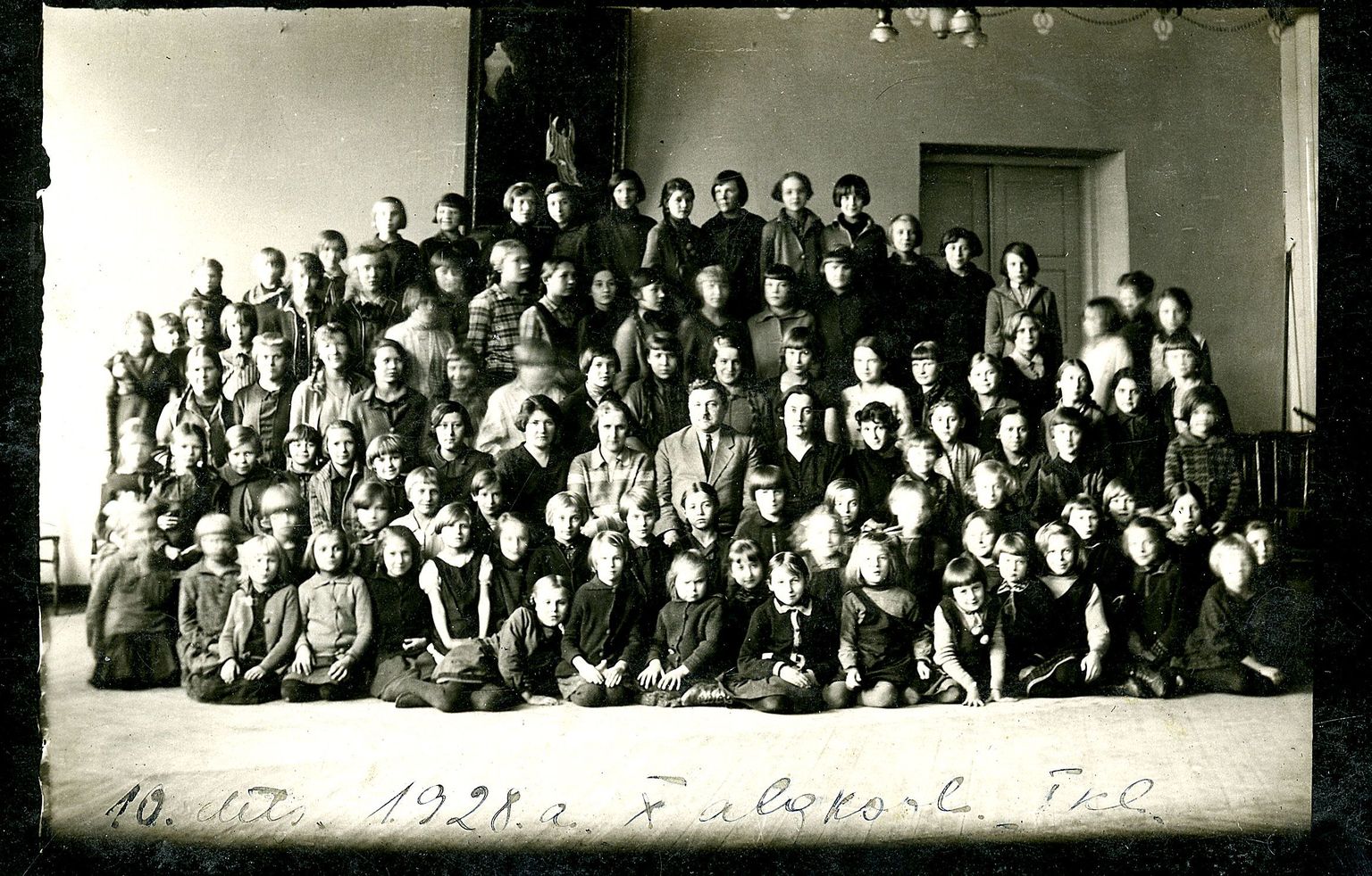 Tartu Peetri koguduse asutatud (1906) emakeelse algkooli, Eesti Wabariigi aegse linna 10. algkooli ühispilt 1928/29. õppeaastast. 1. klassi astus tol sügisel 29 õpilast, nende seas ka Virve Heido (esimeses reas, toetumas kätele). Nüüd jagab väärikas eas Virve Adamson-Heido (92) meiega oma kooliaegseid mälestusi.