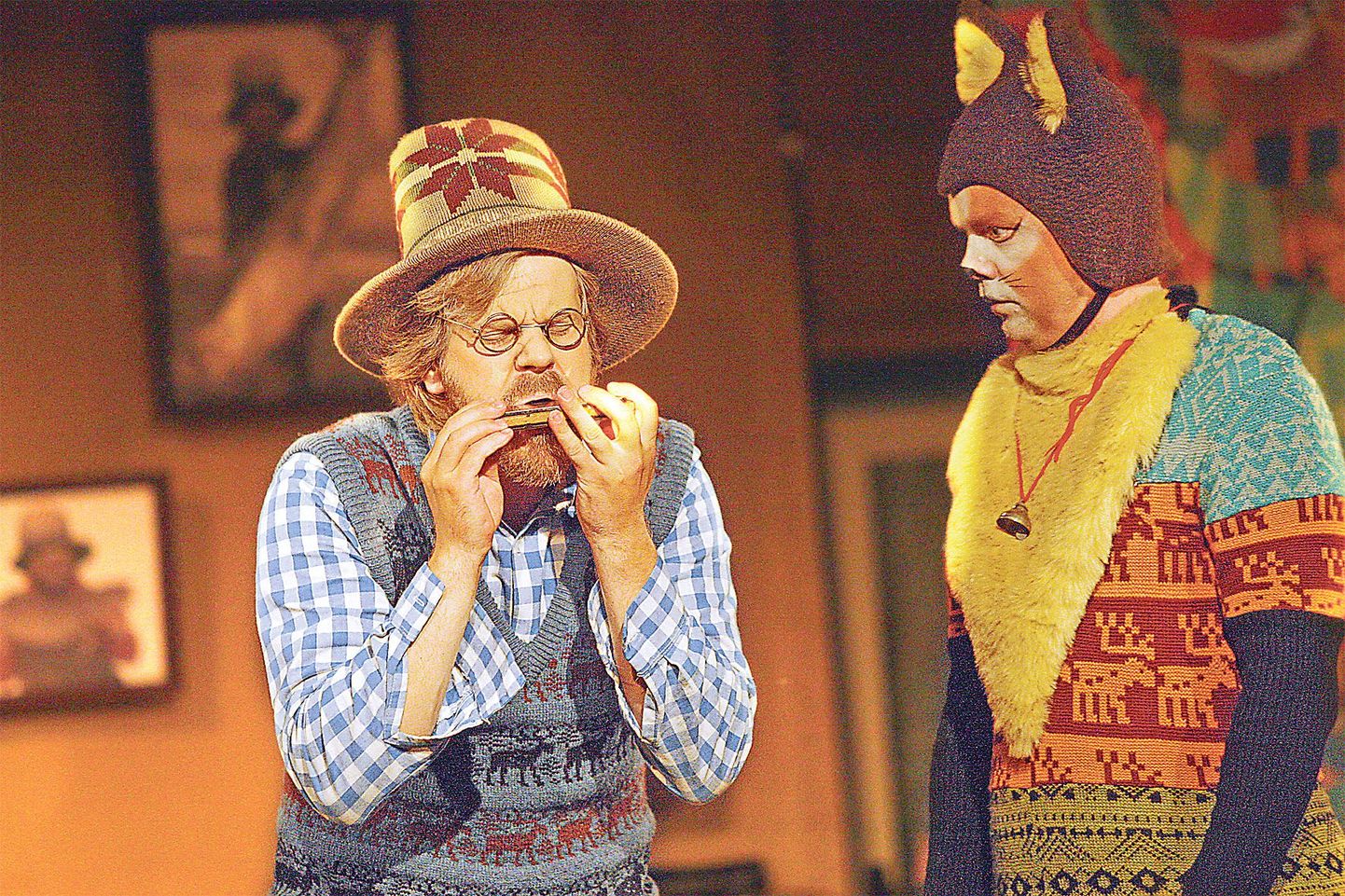 Findus (Ott Sepp) ei ole kuigi rõõmus, kui Pettson (Karol Kuntsel) mängib suupilli. Kassile ei meeldi kõrged noodid.