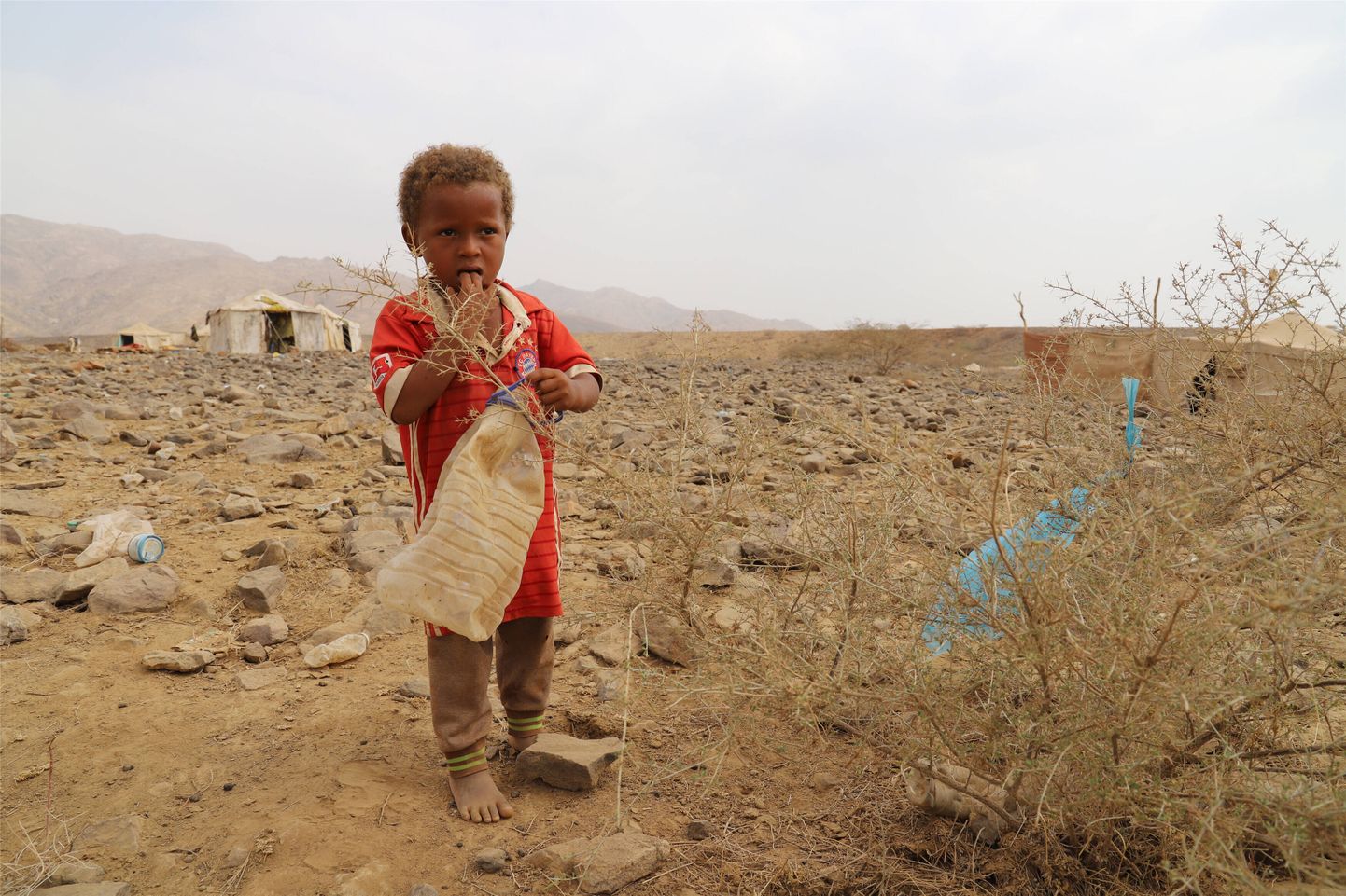 Laps Jeemeni sunnitud ümberasujate laagris. ÜRO hinnangul vajab relvakonfiktist räsitud Jeemenis abi 80 protsenti elanikest.
