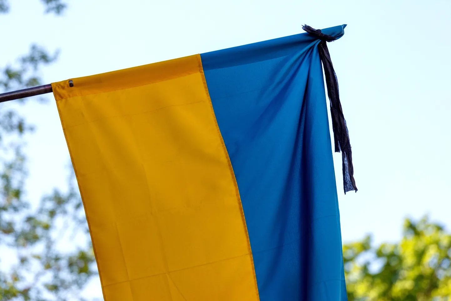 Ukrainas karogs ar sēru lenti, pieminot bojā gājušos Krievijas uzbrukumā šī gada 24.aprīlī.