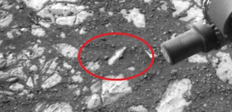 Marsi kulgur Curiosity foto, millel on väidetavalt pudel