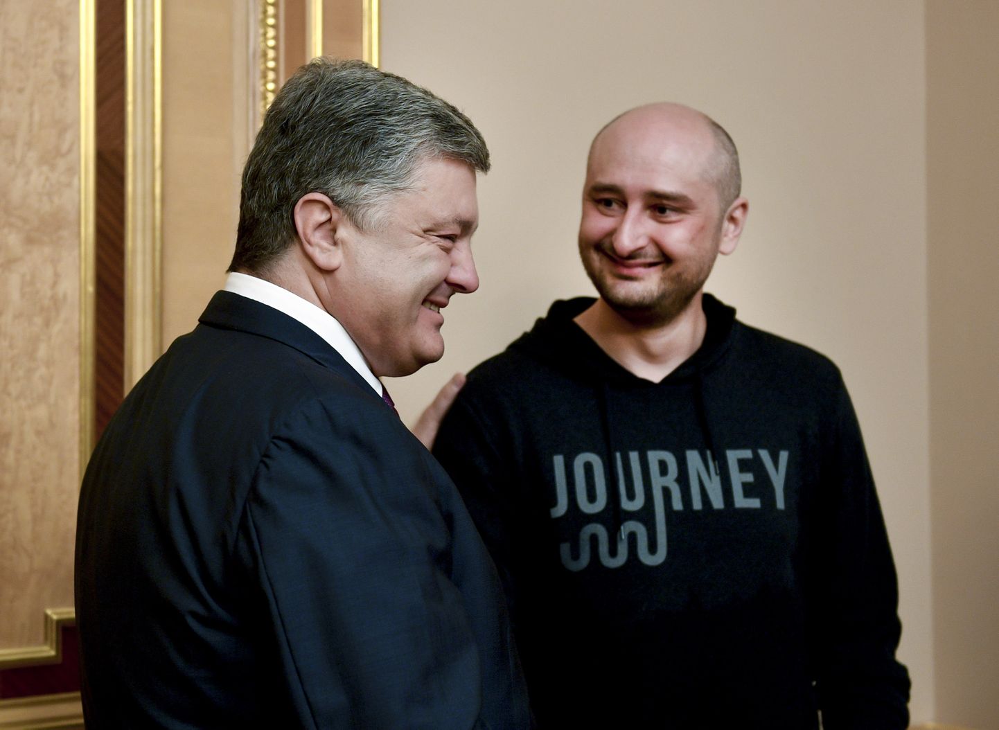 Президент Украины Петр Порошенко встречается с российским журналистом Аркадием Бабченко, который был объявлен убитым, а затем оказался живым, Киев, Украина, 30 мая 2018 года.