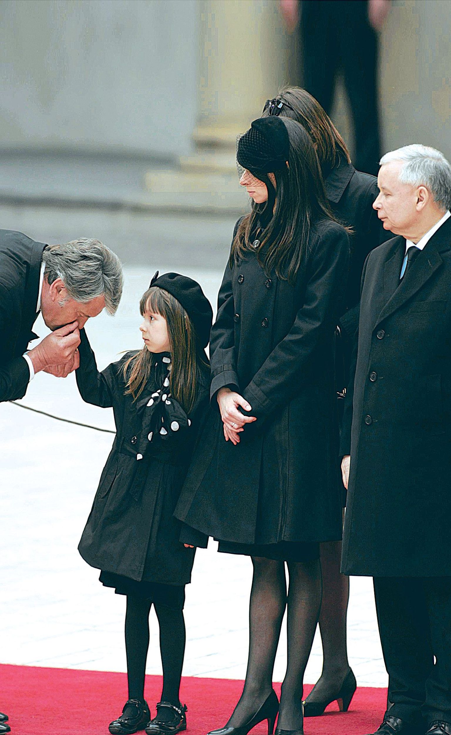 Hukkunud Lech Kaczyński perekond, vend Jaroslaw Kaczynski, tütar Marta ja tütretütar Ewa üleeile matustel. Ewa kätt suudleb endine Ukraina president Viktor Juštšenko.
