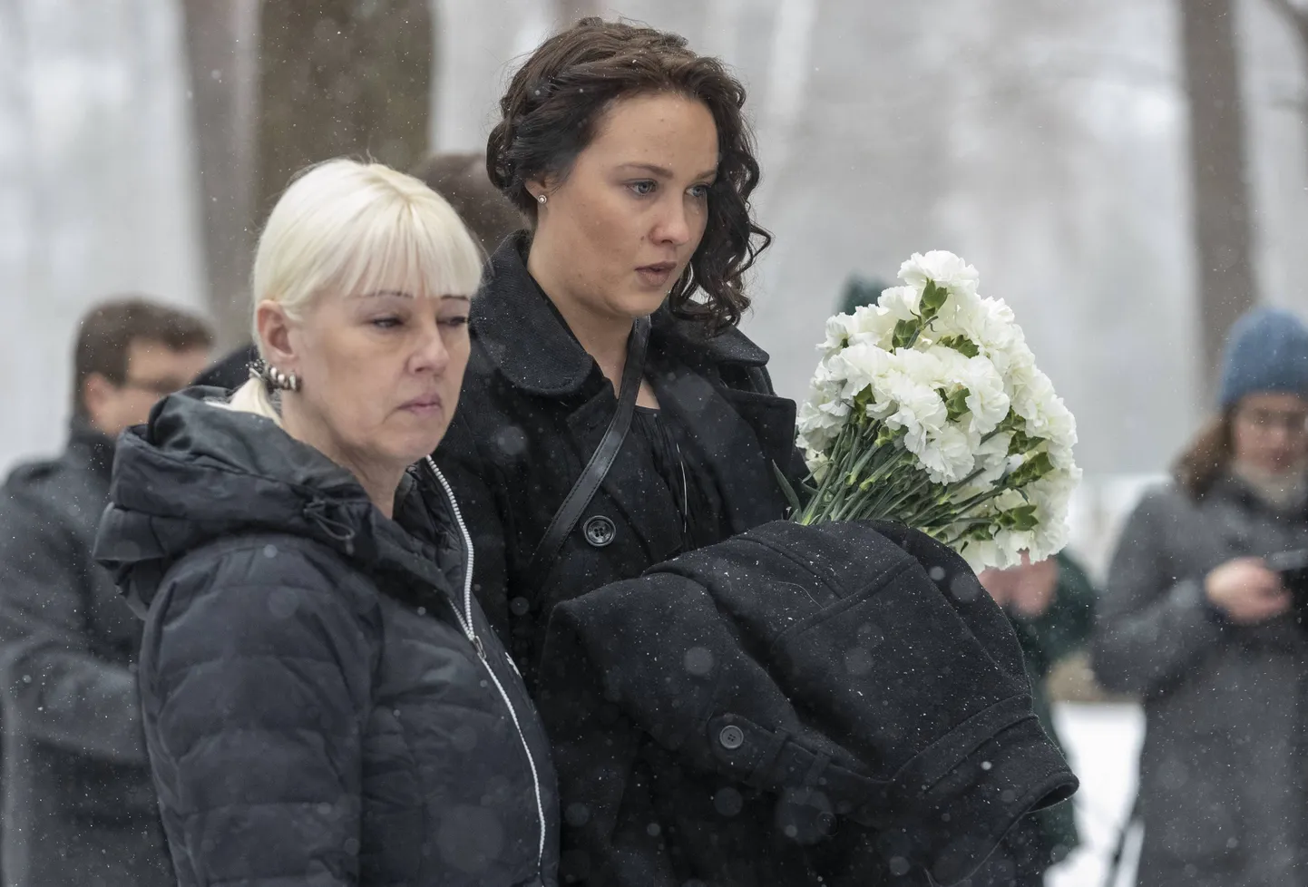 Matti Nykäneni lesk Pia Nykänen (vasakul) ja tütar Eveliina Mäntykangas Nykäneni matusel 2. märtsil 2019 Jyväskylas
