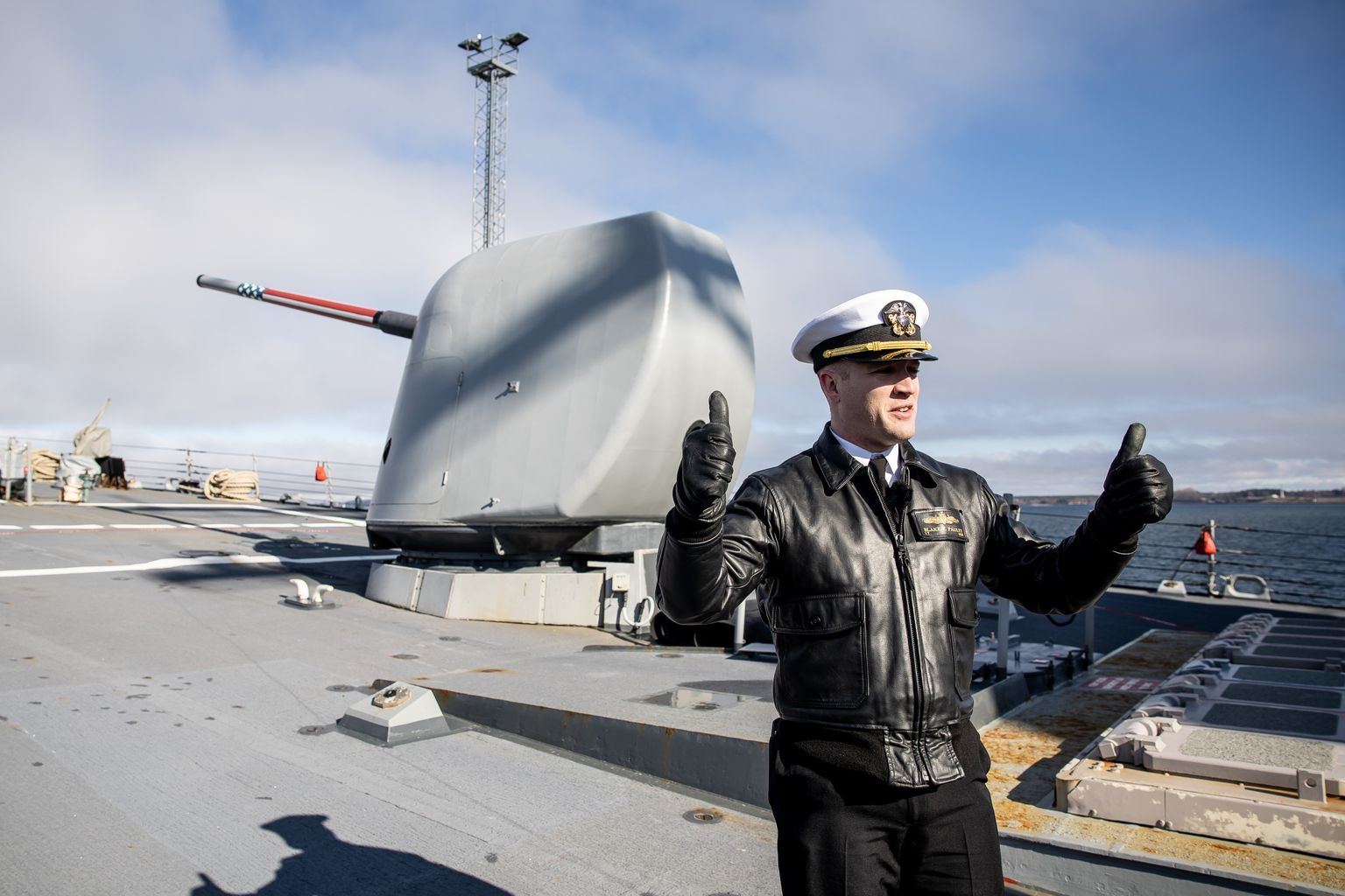 Arleigh Burke klassi hävitaja USS Porteri ohvitser, mereväeleitnant Blake E. Pauley.