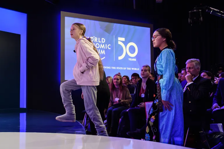Greta Thunberg astumas Šveitsis Davosis majandusfoorumil paneeldiskussiooniks lavale
